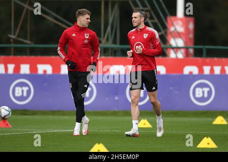 Cardiff, Großbritannien. November 2021. Gareth Bale of Wales (c) während der Trainingseinheit. Trainingseinheit der Fußballmannschaft von Wales am Dienstag, den 9. November 2021 im Vale Resort, Hensol, Vale of Glamorgan. Das Team bereitet sich auf das nächste Spiel vor, ein Qualifikationsspiel zur FIFA-Weltmeisterschaft gegen Belarus an diesem Wochenende. Dieses Bild darf nur für redaktionelle Zwecke verwendet werden. Redaktionelle Verwendung, Bild von Andrew Orchard/Andrew Orchard Sports Photography/Alamy Live News Credit: Andrew Orchard Sports Photography/Alamy Live News Stockfoto