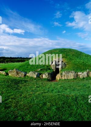 Blick südwestlich des Eingangs, Stützkante & teilweise rekonstruierter runder Schubkarre von Bryn Celli DDU (The Mound in the Dark Grove) Neolithisches Durchgangsgrab. Stockfoto