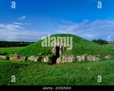 Blick südwestlich des Eingangs, Beibehaltung Bordstein & teilweise rekonstruierte runde Barrow von Bryn Celli DDU (The Mound in the Dark Grove) Neolithische Passage Grab Stockfoto