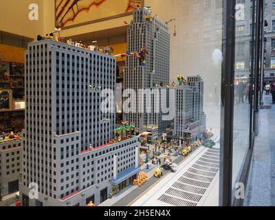 Nachbau des Rockefeller Center in der Ausstellung des Lego Stores in New York City. Stockfoto