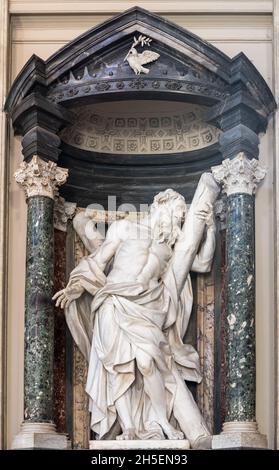 Marmorstatue des katholischen heiligen, die auf einer Kirchenwand in Rom geschnitzt ist Stockfoto