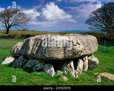 Sehen Sie NNE des massiven Kalksteinpfeilsteins von Lligwy Neolithische Grabkammer, Anglesey, Wales, Großbritannien, unterstützt auf niedrigen Steinen über einer teilweise gesteinten Grube Stockfoto
