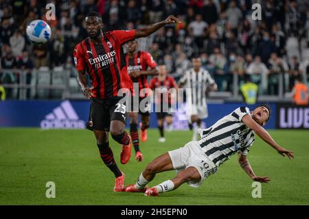 Paulo Dybala vom FC Juventus und Fikayo Tomori vom AC Mailand während des Serie-A-Spiels zwischen dem FC Juventus und dem AC Mailand im Allianz-Stadion in Turin am 1 Stockfoto