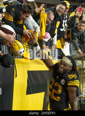 Pittsbugh, Usa. November 2021. Pittsburgh Steelers läuft zurück Najee Harris (22) feiert mit den Fans nach dem Sieg 29-27 gegen die Chicago Bears am Montag, den 8. November 2021 im Heinz Field. Foto von Archie Corper/UPI Credit: UPI/Alamy Live News Stockfoto