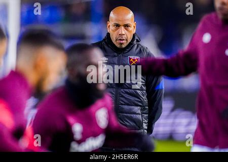 GENK, BELGIEN - 4. NOVEMBER: Erster Teamtrainer Paul Nevin von West Ham United schaut während des Spiels der Gruppe H - UEFA Europa League zwischen KRC Genk und West Ham United in der Cegeka Arena am 4. November 2021 in Genk, Belgien (Foto: Joris Verwijst/Orange Picts) Stockfoto