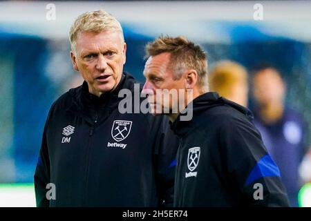 GENK, BELGIEN – NOVEMBER 4: Headcoach David Moyes von West Ham United und erster Teamtrainer Stuart Pearce von West Ham United während des Spiels der Gruppe H - UEFA Europa League zwischen KRC Genk und West Ham United in der Cegeka Arena am 4. November 2021 in Genk, Belgien (Foto: Joris Verwijst/Orange Picts) Stockfoto