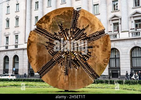 Bronzeskulptur der Disco Grande vom Bildhauer Arnaldo Pomodoro. Italien, Mailand Stockfoto