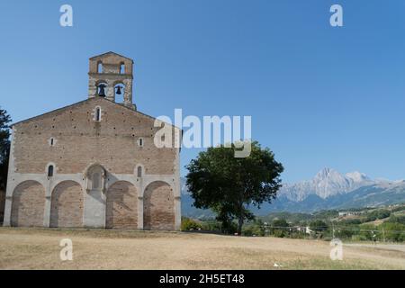 Blick auf die Kirche Santa Maria di Ronzano, Gran Sasso Nationalpark, Castel Castagna, Abruzzen, Itaaly, Europa Stockfoto