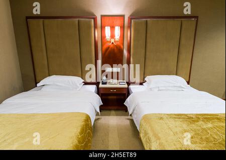 Luxuriöses Interieur eines geräumigen Hotelzimmers mit Twin-Betten. Stockfoto