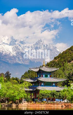 Yulong Snow Mountain und Black Dragon (Heilong) Pool mit blauem Himmel. Lijiang, Yunnan, China. Stockfoto