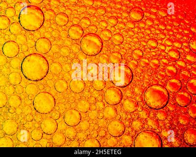 Öl Luftblasen im Wasser Stockfoto