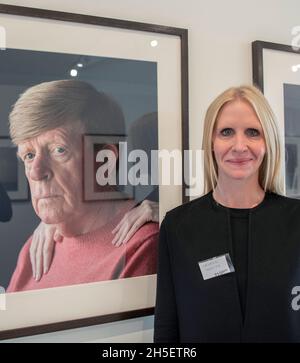 National Portrait Gallery, Cromwell Place, London, Großbritannien. 9. November 2021. Der Taylor Wessing Photographic Portrait Prize ist einer der renommiertesten Fotopreise der Welt und feiert die besten Porträtaufnahmen der Gegenwart. Die Arbeiten der Fotografen, die für den Taylor Wessing Photographic Portrait Prize 2021 in die engere Wahl gekommen sind, sind im Arts Hub in Cromwell Place zu sehen. Bild: Fotografin Lauren Forster mit My Hands on Dad, April 2021. Quelle: Malcolm Park/Alamy Live News. Stockfoto