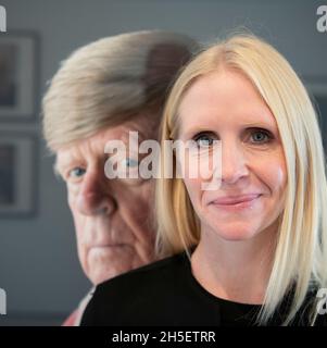 National Portrait Gallery, Cromwell Place, London, Großbritannien. 9. November 2021. Der Taylor Wessing Photographic Portrait Prize ist einer der renommiertesten Fotopreise der Welt und feiert die besten Porträtaufnahmen der Gegenwart. Die Arbeiten der Fotografen, die für den Taylor Wessing Photographic Portrait Prize 2021 in die engere Wahl gekommen sind, sind im Arts Hub in Cromwell Place zu sehen. Bild: Fotografin Lauren Forster mit My Hands on Dad, April 2021. Quelle: Malcolm Park/Alamy Live News. Stockfoto