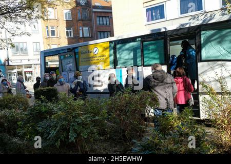 Brüssel, Belgien. November 2021. In einem Impfbus in Brüssel, Belgien, am 9. November 2021, stehen Menschen Schlange, um sich mit COVID-19-Impfstoffen impfen zu lassen. Die Region Brüssel-Hauptstadt Belgiens hat viele Impfbusse in der ganzen Stadt anlobt, um Menschen zu helfen, sich impfen zu lassen. Quelle: Zhang Cheng/Xinhua/Alamy Live News Stockfoto