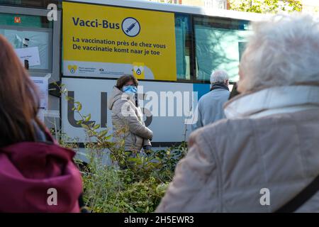 Brüssel, Belgien. November 2021. In einem Impfbus in Brüssel, Belgien, am 9. November 2021, stehen Menschen Schlange, um sich mit COVID-19-Impfstoffen impfen zu lassen. Die Region Brüssel-Hauptstadt Belgiens hat viele Impfbusse in der ganzen Stadt anlobt, um Menschen zu helfen, sich impfen zu lassen. Quelle: Zhang Cheng/Xinhua/Alamy Live News Stockfoto