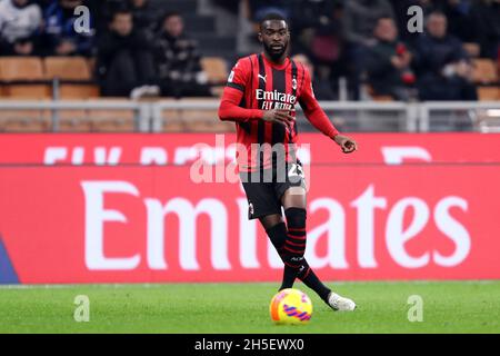 Fikayo Tomori vom AC Mailand steuert den Ball während des Serie A-Spiels zwischen AC Mailand und dem FC Internazionale. Stockfoto