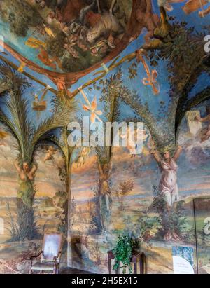 Caryatid Fresko Malerei in Villa Imperiale von Pesaro ist ein Vorstadtpalasthaus außerhalb von Pesaro, gebaut und dekoriert von Künstlern des späten Renai Stockfoto