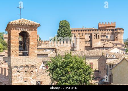 Mittelalterliches Dorf Gradara, Blick auf die Rocca, Gehweg an den Wänden, Pesaro und Urbino, Region Marken, Italien Europa Stockfoto