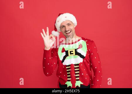 Der Weihnachtsmann sagt OK. Weihnachtselfe lächeln mit Ring-Geste. Frohe Weihnachten. Frohes neues Jahr Stockfoto