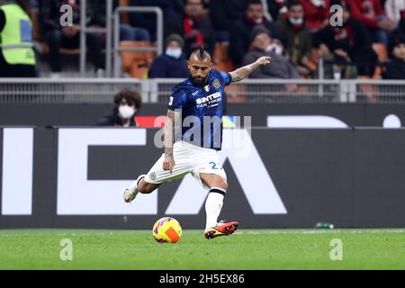 Arturo Vidal vom FC Internazionale kontrolliert den Ball während des Serie-A-Spiels zwischen AC Mailand und FC Internazionale. Stockfoto