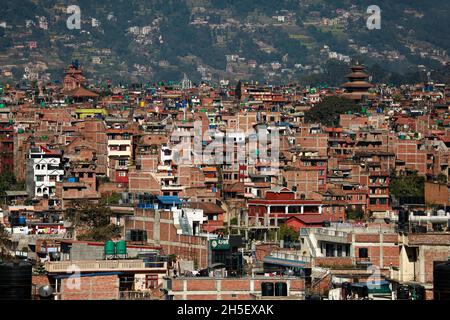 Bhaktapur, Bagmati, Nepal. November 2021. Eine allgemeine Ansicht der Stadt Bhaktapur, Eine der alten Städte Nepals wurde ebenfalls zum UNESCO-Weltkulturerbe ernannt und hat sich nun in einen Dschungel aus Beton verwandelt, da die ungeplante Urbanisierung den Bau von Betonstrukturen anspornt, die Platz für die kommenden Generationen vergrößern und das Grün der Stadt veröden. Quelle: Amit Machamasi/ZUMA Wire/Alamy Live News Stockfoto