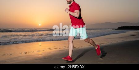 Kurzer Jogger beim Joggen am Sommerstrand bei Sonnenuntergang am Meer, Ausdauer Stockfoto