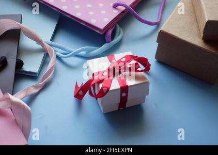 Nahaufnahme der hausgemachten Geschenkbox auf dem Tisch Stockfoto