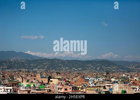 Bhaktapur, Bagmati, Nepal. November 2021. Nepals höchster Nyatapola-Tempel vom Bhaktapur der Durbar-Platz ist am Dienstagnachmittag von einer Bergstation am Stadtrand des Bhaktapur-Bezirks aus gegen die Langtang-Himalaya-Bergkette abgebildet. Mit erhöhter Sicht nach einigen Tagen des Abfalls im AQI, wird der Himmel des Kathmandu-Tals wieder von Dunst befreit, der aufgrund verschiedener menschlicher Aktivitäten entzündet wurde. Quelle: Amit Machamasi/ZUMA Wire/Alamy Live News Stockfoto