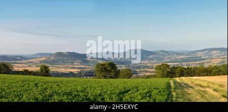 Ein schöner Aussichtspunkt mit einer vulkanischen Berglandschaft am Horizont. Stockfoto