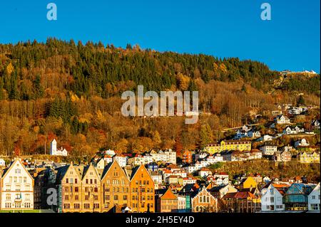 Herbstfarben in Bergen, Westnorwegen bei Bryggen. Stockfoto