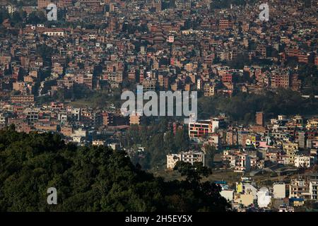 Bhaktapur, Bagmati, Nepal. November 2021. Eine allgemeine Ansicht der Stadt Bhaktapur, Eine der alten Städte Nepals wurde ebenfalls zum UNESCO-Weltkulturerbe ernannt und hat sich nun in einen Dschungel aus Beton verwandelt, da die ungeplante Urbanisierung den Bau von Betonstrukturen anspornt, die Platz für die kommenden Generationen vergrößern und das Grün der Stadt veröden. Quelle: Amit Machamasi/ZUMA Wire/Alamy Live News Stockfoto