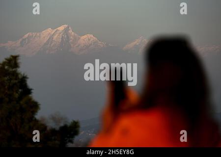 Bhaktapur, Bagmati, Nepal. November 2021. Ein Besucher fängt die lächelnde Bergkette ein, wie sie am 9. November 2021 von Ranikot von Bhaktapur aus gesehen wurde.mit einem Rückgang der Umweltverschmutzung sahen die Bergstationen am Stadtrand von Kathmandu Valley die Himalaya-Bergketten den ganzen Dienstag hindurch. Quelle: Amit Machamasi/ZUMA Wire/Alamy Live News Stockfoto