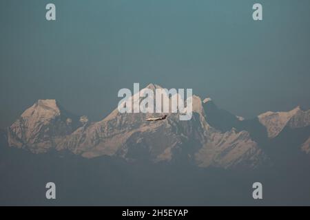 Bhaktapur, Bagmati, Nepal. November 2021. Ein Flugzeug aus dem Kathmandu-Tal von Simrik Air ist gegen eine Himalaya-Strecke abgebildet, wie es von Ranikot aus Bhaktapur am 9. November 2021 aus gesehen wurde. Mit einem Rückgang der Umweltverschmutzung wurden die Bergstationen am Stadtrand von Kathmandu Valley den ganzen Dienstag über von den Himalayan Ranges beobachtet. Quelle: Amit Machamasi/ZUMA Wire/Alamy Live News Stockfoto