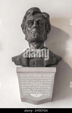 SAN MARINO, SAN MARINO - 10. AUG 2021: Statue des amerikanischen Präsidenten Abraham Lincoln im Palazzo Pubblico, dem Öffentlichen Palast in San Marino einer der Th Stockfoto