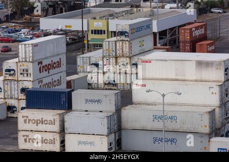 Bridgetown Port, Barbados, Westindien - 16. Mai 2020: Bridgetown Port. Transportbehälter für Tropical, Seaco, Seaboard Marine, Geest Line, die im gelagert werden Stockfoto