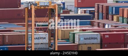 Bridgetown Port, Barbados, Westindien - 16. Mai 2020: Bridgetown Port. Im Hafen gelagerte Versandcontainer von Maersk, Cai, Triton, Seaco. Hoher Winkel Stockfoto