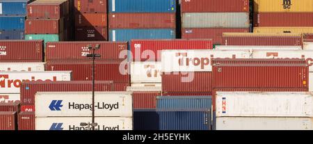 Bridgetown Port, Barbados, Westindien - 16. Mai 2020: Bridgetown Port. Tropical, Triton, MSC, Hapag-Lloyd, Cai, Tal, Zim Versandbehälter gelagert i Stockfoto