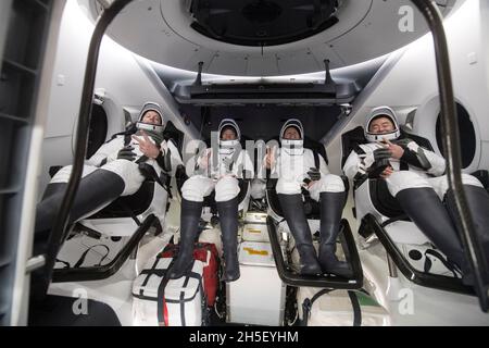 ESA-Astronaut Thomas Pesquet, links, NASA-Astronauten Megan McArthur und Shane Kimbrough, Und der Astronaut der Japan Aerospace Exploration Agency (JAXA), Aki Hoshide, rechts, sind im Raumschiff SpaceX Crew Dragon Endeavour an Bord des SpaceX GO Navigator zu sehen, kurz nachdem er am Montag, den 8. November 2021, im Golf von Mexiko vor der Küste von Pensacola, Florida, gelandet war. Die NASA-Mission SpaceX Crew-2 ist die zweite operative Mission der Raumsonde SpaceX Crew Dragon und der Falcon 9-Rakete zur Internationalen Raumstation im Rahmen der PR der Commercial Crew der Agentur Stockfoto