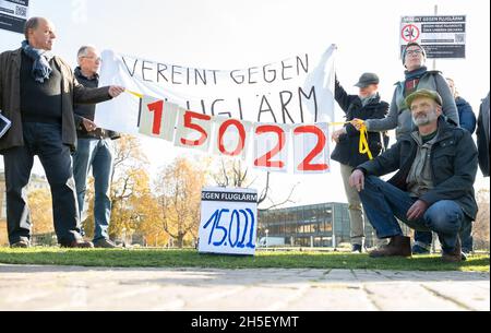 Stuttgart, Deutschland. November 2021. Vertreter von Bürgerinitiativen gegen Fluglärm demonstrieren im Schlossgarten vor dem landtag mit Transparenten gegen Fluglärm, der in ihren Gemeinden durch eine Änderung der Start- und Landestrecke entstehen würde. Links steht der Sprecher der Bürgerinitiativen, Rolf Keck. Mehr als 15000 Menschen haben eine Petition gegen die Änderung der Flugroute unterzeichnet. Quelle: Bernd Weißbrod/dpa/Alamy Live News Stockfoto