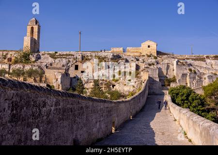 Historisches Stadtzentrum von Gravina in Apulien - ein schönes Dorf in Apulien Italien - MIERA, ITALIEN - 30. OKTOBER 2021 Stockfoto