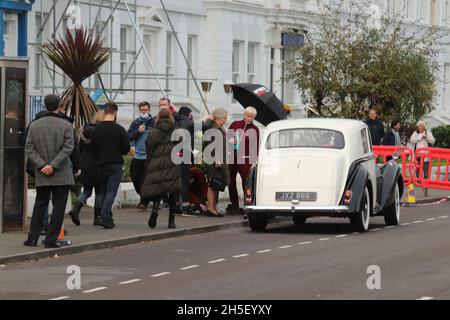 Steve Coogan Llandudno, Nordwales 9. November 2021. Der Schauspieler Steve Coogan und die Schauspielerin Gemma Jones wurden beim Dreh der Abrechnung in Llandudno für das kommende Fernsehdrama über Jimmy Savile gesehen Stockfoto