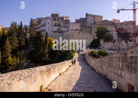 Historisches Stadtzentrum von Gravina in Apulien - ein schönes Dorf in Apulien Italien - MIERA, ITALIEN - 30. OKTOBER 2021 Stockfoto