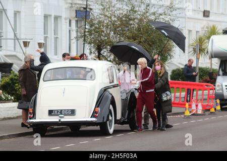 Steve Coogan Llandudno, Nordwales 9. November 2021. Der Schauspieler Steve Coogan und die Schauspielerin Gemma Jones wurden beim Dreh der Abrechnung in Llandudno für das kommende Fernsehdrama über Jimmy Savile gesehen Stockfoto