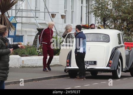 Steve Coogan Llandudno, Nordwales 9. November 2021. Der Schauspieler Steve Coogan und die Schauspielerin Gemma Jones wurden beim Dreh der Abrechnung in Llandudno für das kommende Fernsehdrama über Jimmy Savile gesehen Stockfoto