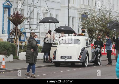 Steve Coogan Llandudno, Nordwales 9. November 2021. Der Schauspieler Steve Coogan und die Schauspielerin Gemma Jones wurden beim Dreh der Abrechnung in Llandudno für das kommende Fernsehdrama über Jimmy Savile gesehen Stockfoto