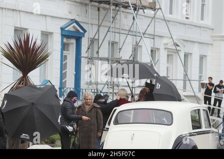 Steve Coogan Llandudno, Nordwales 9. November 2021. Der Schauspieler Steve Coogan und die Schauspielerin Gemma Jones wurden beim Dreh der Abrechnung in Llandudno für das kommende Fernsehdrama über Jimmy Savile gesehen Stockfoto