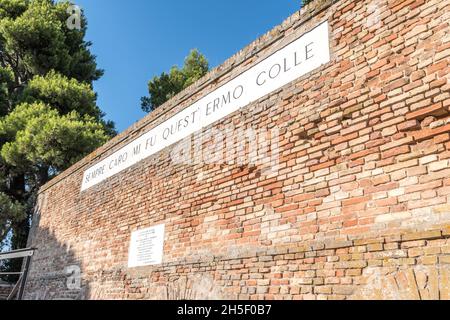 Recanati, Italien - 13. August 2021 - berühmte Wand des Dichters Giacomo Leopardi mit Text seines Gedichts, das immer mir lieb war, war dieser einsame Hügel Stockfoto