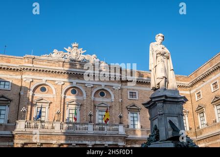 Recanati, Macerata, Marche, Italien, August 13 2021: Die Giacomo Leopardi Statue, dem Dichter gewidmet, auf dem Giacomo Leopardi Platz Recanati Stadt, Stockfoto