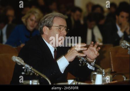 Der Fernsehanwärter und religiöse Führer, Reverend Jerry Falwell, SR, Gründungspastor, Thomas Road Baptist Church, Lynchburg, Virginia, bezeugt während der Anhörung des Unterausschusses des US-Repräsentantenhauses zur Überprüfung der Steuervorschriften für steuerbefreite Organisationen, die Fernsehministerien auf dem Capitol Hill in Washington, DC, involvieren, am 6. Oktober, 1987. Die Anhörung war eine Reaktion auf die Enthüllungen von Skandalen und finanziellen Fehlverhalten in einigen Fernsehministerien.Quelle: Arnie Sachs/CNP/Sipa USA Quelle: SIPA USA/Alamy Live News Stockfoto
