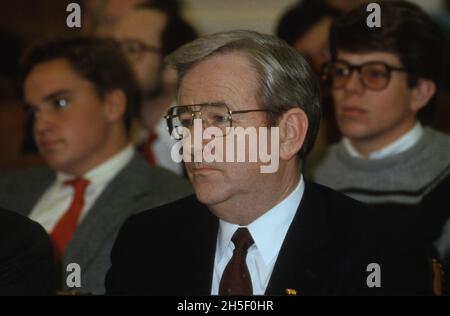 Der Fernsehanwärter und religiöse Führer, Reverend Jerry Falwell, SR, Gründungspastor, Thomas Road Baptist Church, Lynchburg, Virginia, bezeugt während der Anhörung des Unterausschusses des US-Repräsentantenhauses zur Überprüfung der Steuervorschriften für steuerbefreite Organisationen, die Fernsehministerien auf dem Capitol Hill in Washington, DC, involvieren, am 6. Oktober, 1987. Die Anhörung war eine Reaktion auf die Enthüllungen von Skandalen und finanziellen Fehlverhalten in einigen Fernsehministerien.Quelle: Arnie Sachs/CNP/Sipa USA Quelle: SIPA USA/Alamy Live News Stockfoto